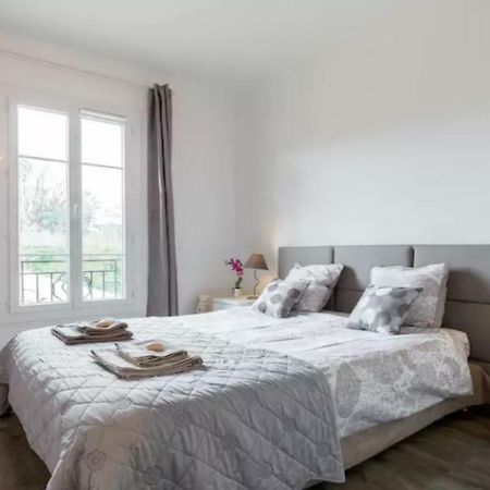 ז'ואן-לה-פינס Stylish White And Red Apartments מראה חיצוני תמונה