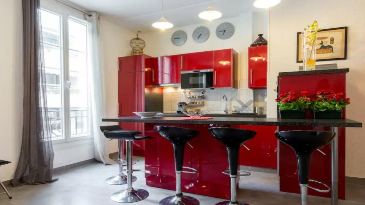 ז'ואן-לה-פינס Stylish White And Red Apartments מראה חיצוני תמונה