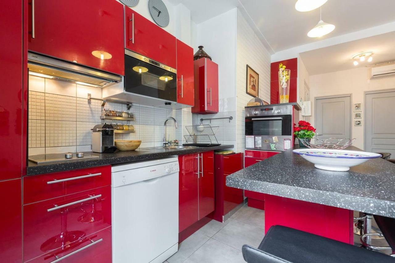 ז'ואן-לה-פינס Stylish White And Red Apartments מראה חיצוני תמונה