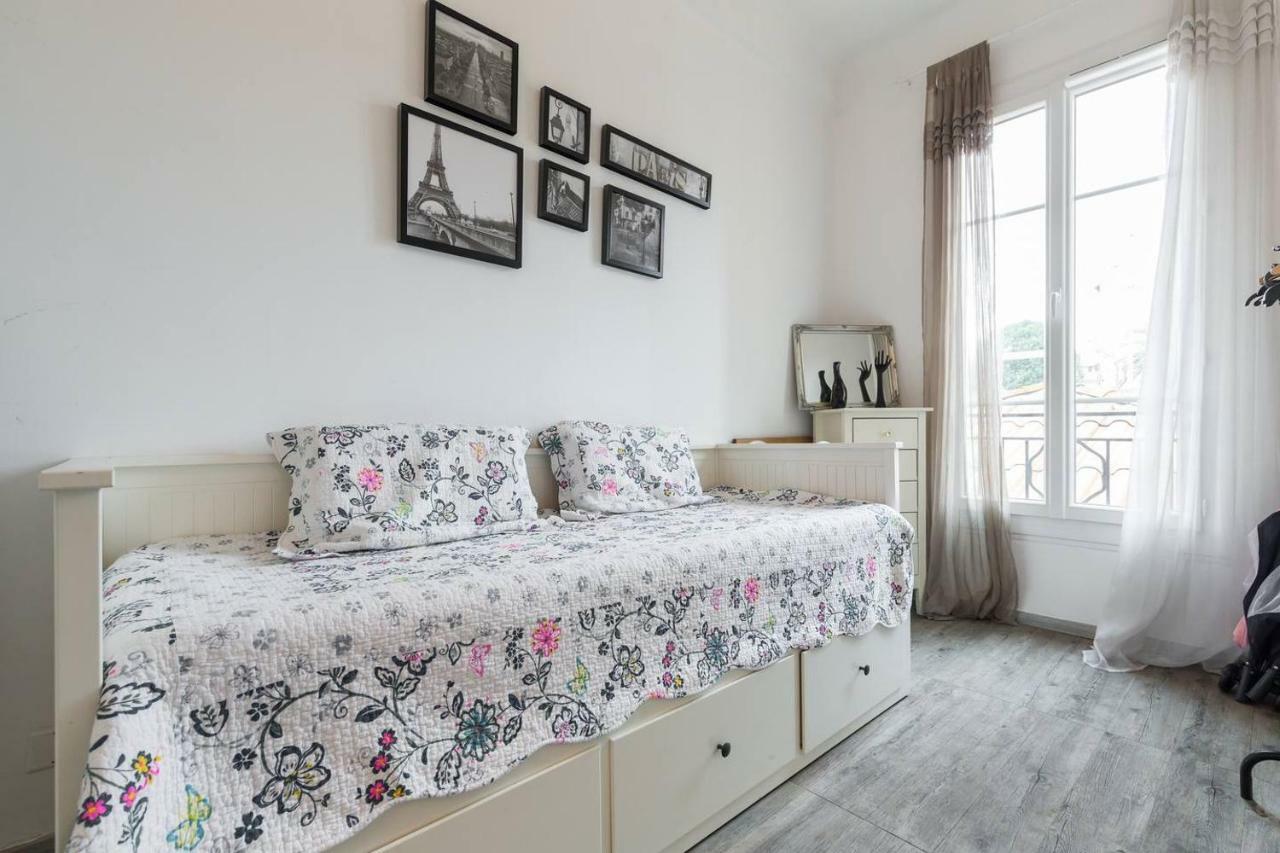 ז'ואן-לה-פינס Stylish White And Red Apartments מראה חיצוני תמונה
