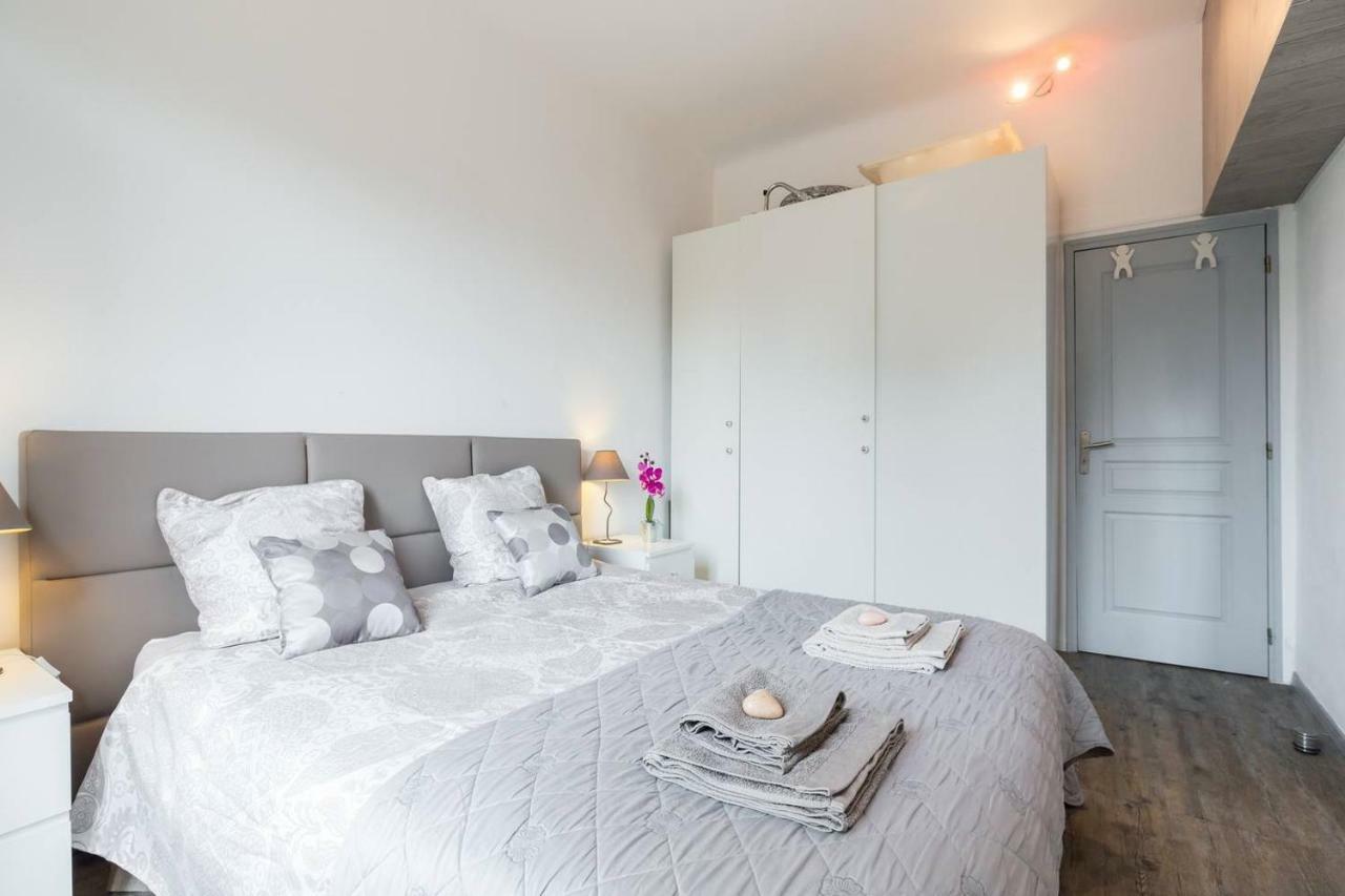 ז'ואן-לה-פינס Stylish White And Red Apartments מראה חיצוני תמונה