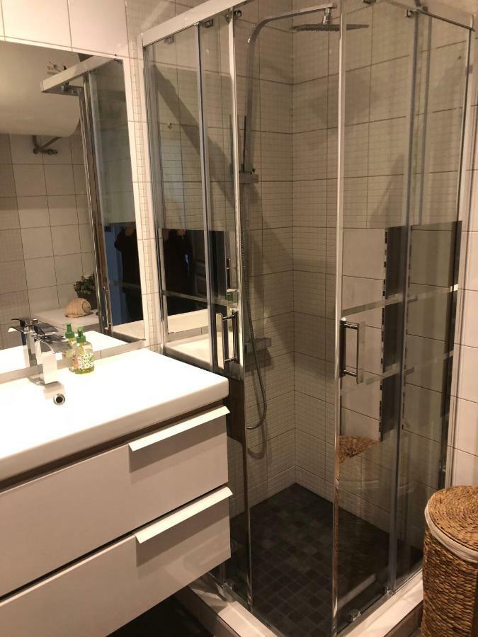 ז'ואן-לה-פינס Stylish White And Red Apartments מראה חיצוני תמונה