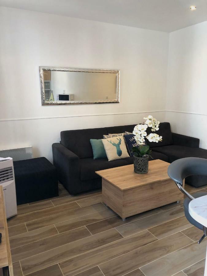 ז'ואן-לה-פינס Stylish White And Red Apartments מראה חיצוני תמונה