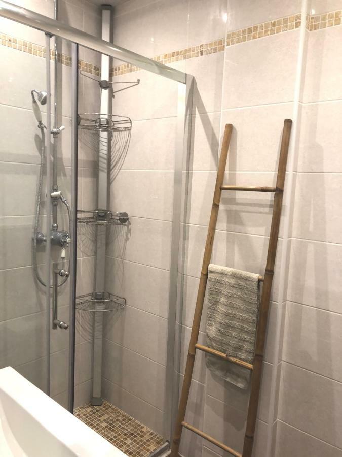 ז'ואן-לה-פינס Stylish White And Red Apartments מראה חיצוני תמונה