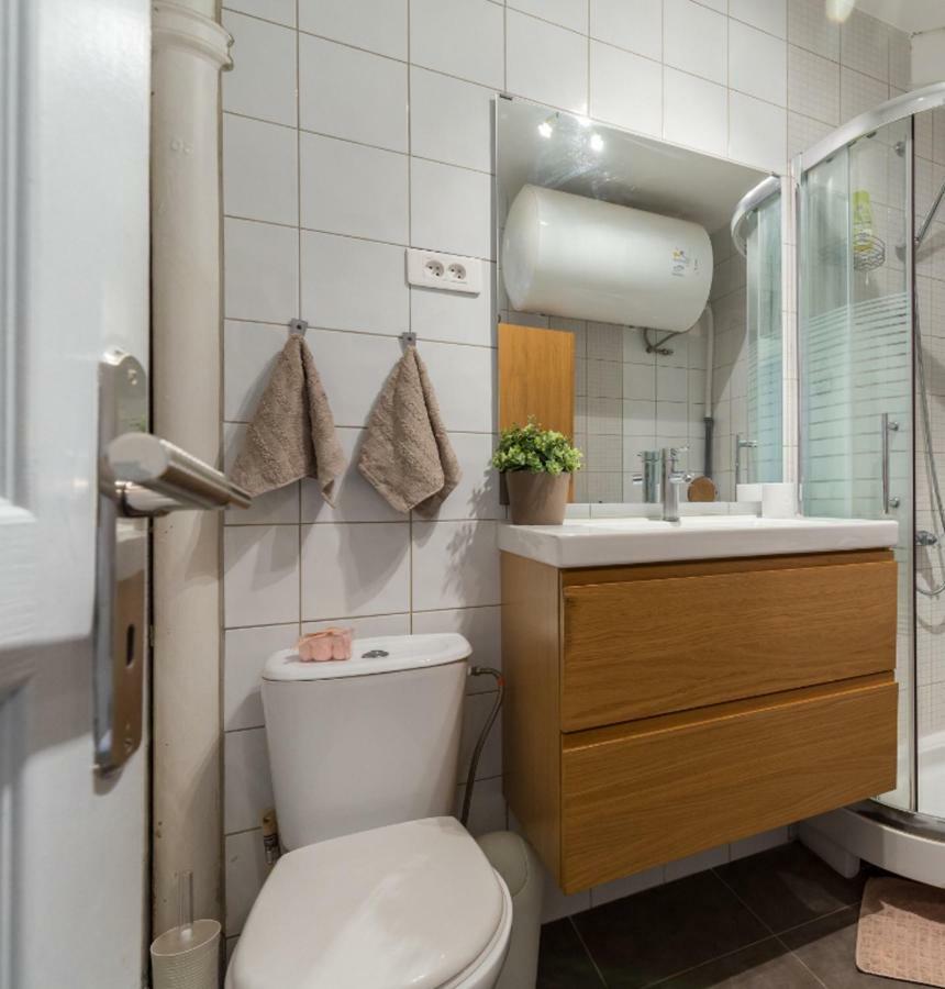 ז'ואן-לה-פינס Stylish White And Red Apartments מראה חיצוני תמונה