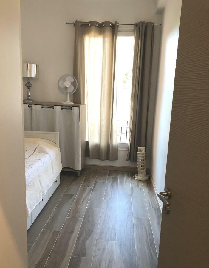 ז'ואן-לה-פינס Stylish White And Red Apartments מראה חיצוני תמונה