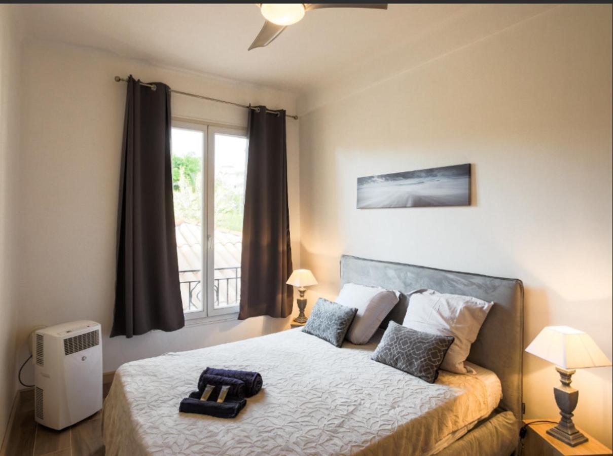 ז'ואן-לה-פינס Stylish White And Red Apartments מראה חיצוני תמונה