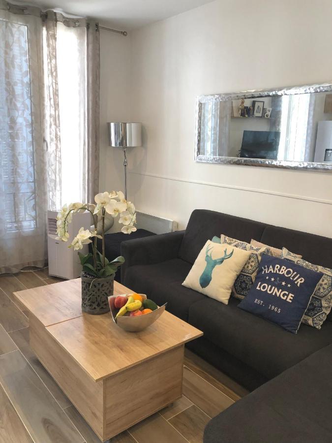 ז'ואן-לה-פינס Stylish White And Red Apartments מראה חיצוני תמונה