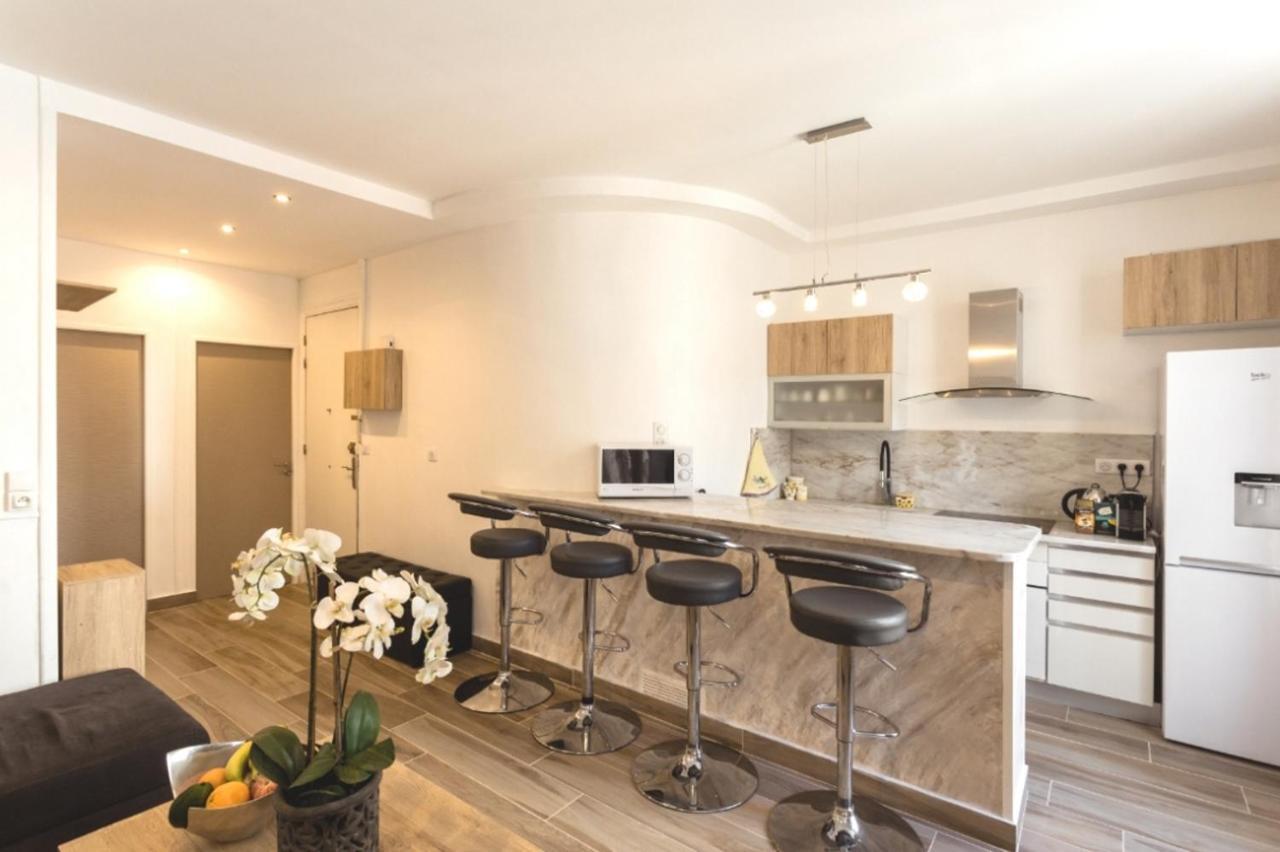 ז'ואן-לה-פינס Stylish White And Red Apartments מראה חיצוני תמונה