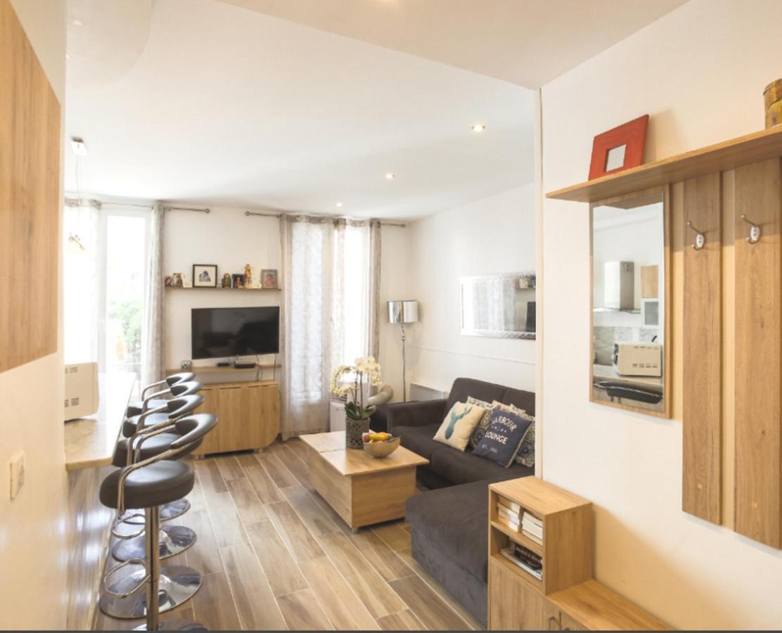 ז'ואן-לה-פינס Stylish White And Red Apartments מראה חיצוני תמונה