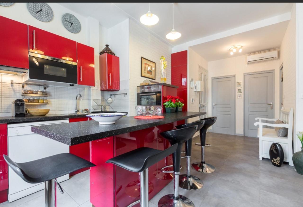 ז'ואן-לה-פינס Stylish White And Red Apartments מראה חיצוני תמונה